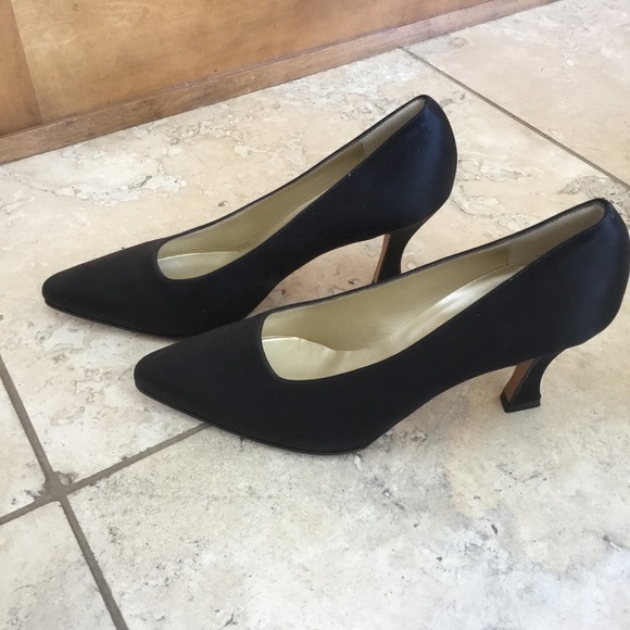 Anne Klein II Satin Heels - Made in Italy MUST BE PURCHASED IN AT LEAST $10 BUND - Picture 3 of 5